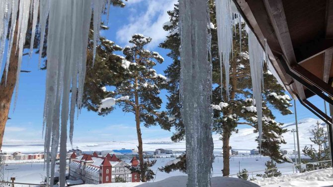 Kars’ta 4 Metrelik Buz Sarkıtları Oluştu