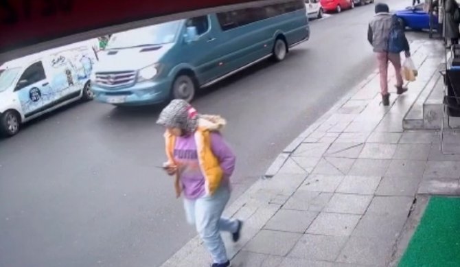 Cep Telefonuna Bakarken Canından Oluyordu: Kaza Anı Kamerada