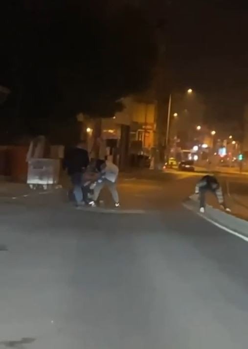 Sokakta Yere Yatırdıkları Adamı Tekme Tokat Dövdüler
