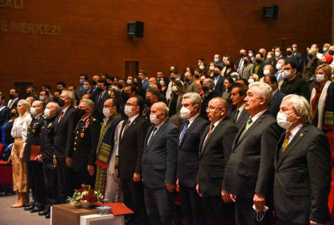 Şeyh Edebali Üniversitesi’nde 58 Akademisyen Cübbe Giydi