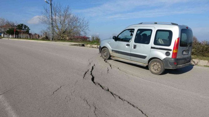Sinop’ta Heyelan Nedeniyle Yolda Çökme Oluştu