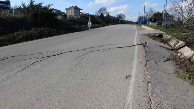 Sinop’ta Heyelan Nedeniyle Yolda Çökme Oluştu