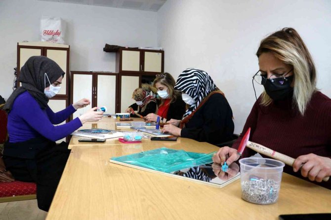 Sivas’ta Kadınlar Filografi İle Stres Atıyor