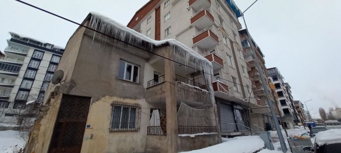 Çatılarda 2 Metrelik Buz Sarkıtları Oluştu