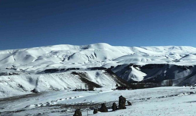 Kars’ta Beyaza Bürünen Dağlar Kartpostallık Görüntüler Oluşturdu