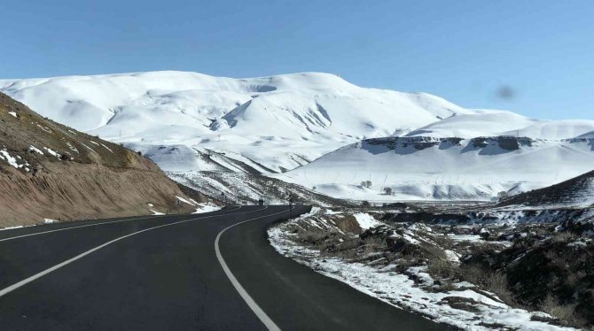 Kars’ta Beyaza Bürünen Dağlar Kartpostallık Görüntüler Oluşturdu