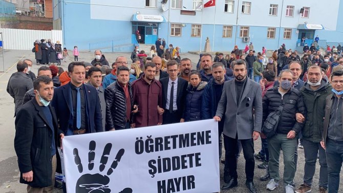 Öfkeli Veli, Öğrencilerin Gözü Önünde Öğretmeni Darp Etti