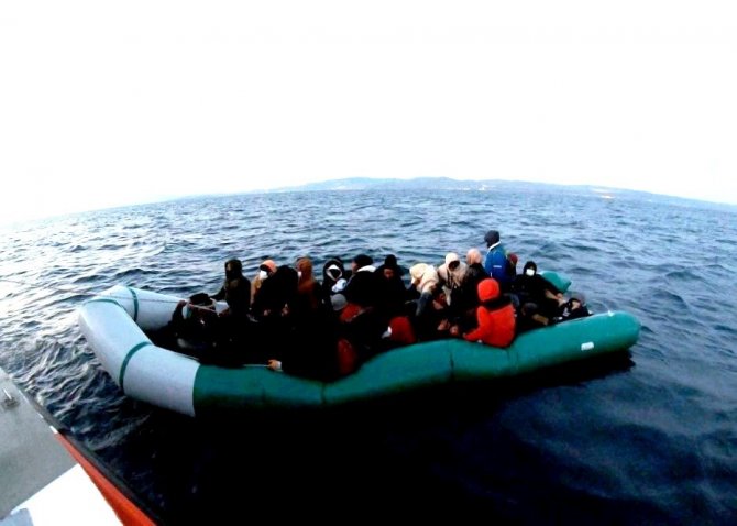 Türk Karasularına İtilen 36 Göçmen Kurtarıldı