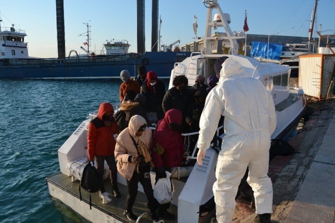 Türk Karasularına İtilen 36 Göçmen Kurtarıldı