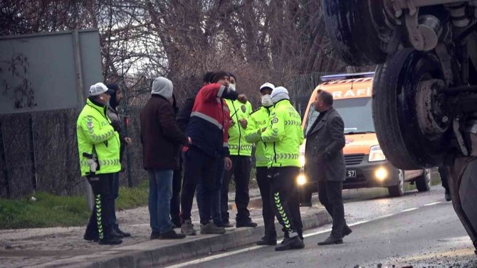 Damperi Açılan Kamyon Önce Üst Geçit Ve Banka Aracına Çarptı