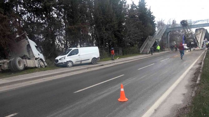 Damperi Açılan Kamyon Önce Üst Geçit Ve Banka Aracına Çarptı