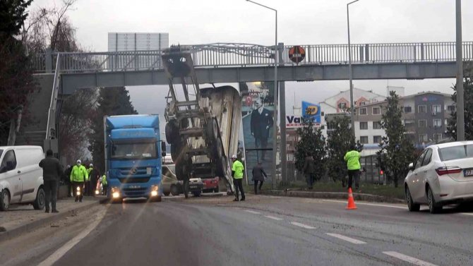 Damperi Açılan Kamyon Önce Üst Geçit Ve Banka Aracına Çarptı