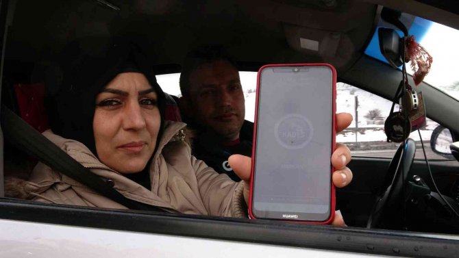 Yozgat’ta, Polis Ekipleri Kadın Yolculara Karanfil Dağıtıp, Kades’i Anlattı