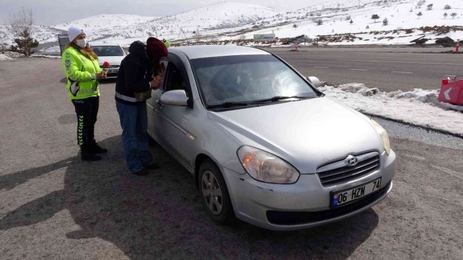 Yozgat’ta, Polis Ekipleri Kadın Yolculara Karanfil Dağıtıp, Kades’i Anlattı