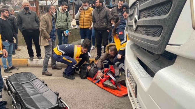 Yaşlı Adam Tırın Altında Kalmaktan Saniyelerle Kurtuldu