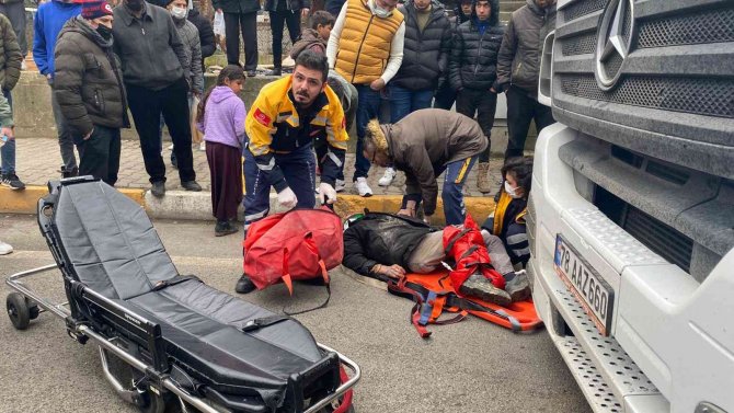 Yaşlı Adam Tırın Altında Kalmaktan Saniyelerle Kurtuldu