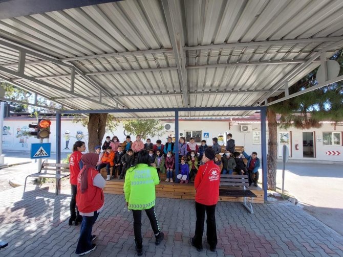 Çocuklara Eğitim Parkında Trafik Kuralları Öğretiliyor