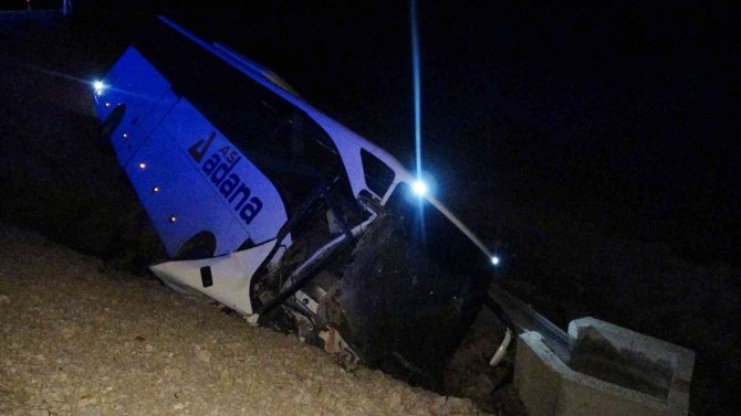Adana’da Yolcu Otobüsü Devrildi: 4’ü Ağır 23 Yaralı