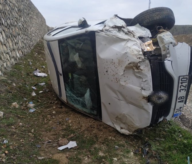 Tekeri Patlayan Otomobil Kaza Yaptı