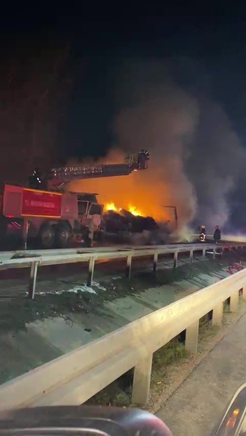 Amasya’da Tır Alev Alev Yandı