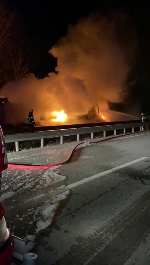 Amasya’da Tır Alev Alev Yandı
