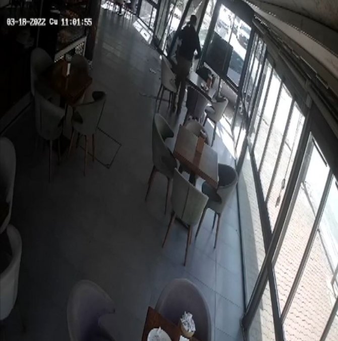 Antalya’da Otomobilin Fırına Daldığı Anlar Kamerada