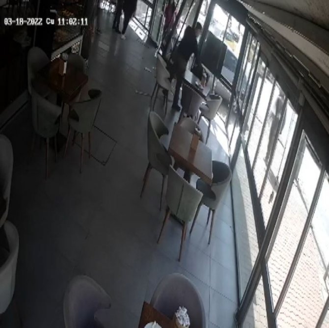 Antalya’da Otomobilin Fırına Daldığı Anlar Kamerada