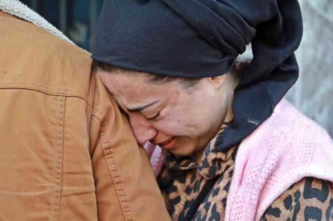 Yangında Evi Küle Dönen Yeni Evli Çift, Gözyaşlarına Boğuldu