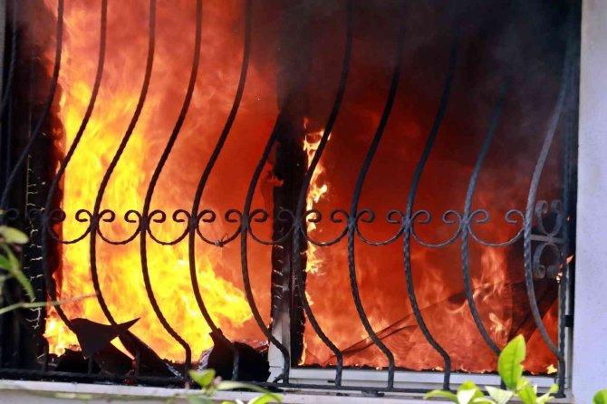 Yangında Evi Küle Dönen Yeni Evli Çift, Gözyaşlarına Boğuldu
