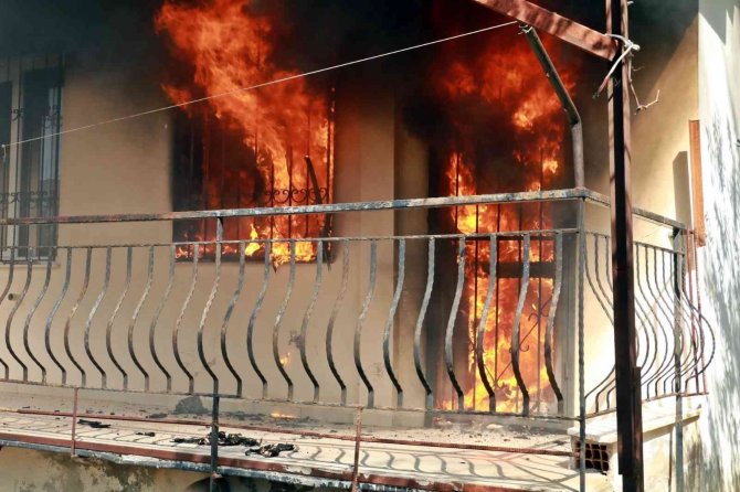 Yangında Evi Küle Dönen Yeni Evli Çift, Gözyaşlarına Boğuldu