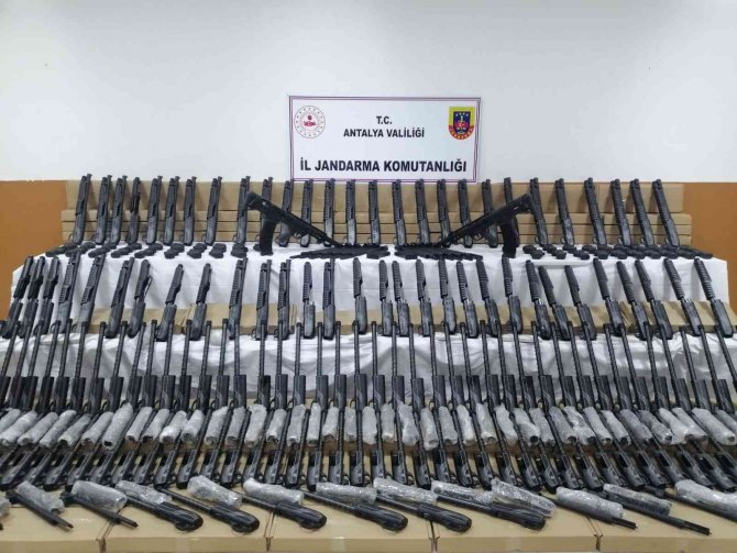 Antalya’da Silah Kaçakçılarına Operasyon: 154 Tüfek Ele Geçirildi