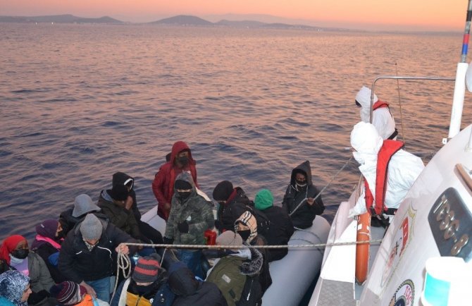 Ayvalık’ta 26 Düzensiz Göçmen Kurtarıldı