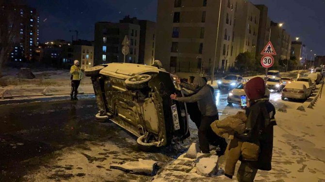 Karda Kayan Araç Takla Attı: 2 Yaralı