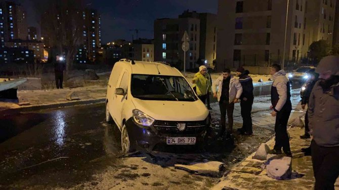 Karda Kayan Araç Takla Attı: 2 Yaralı