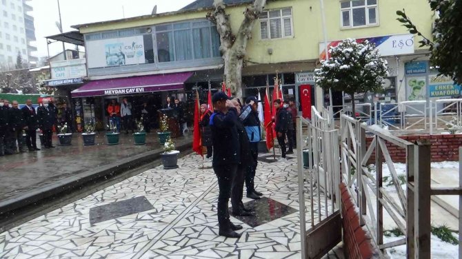 Çanakkale Zaferi Lapa Lapa Kar Yağışı Altında Kutlandı