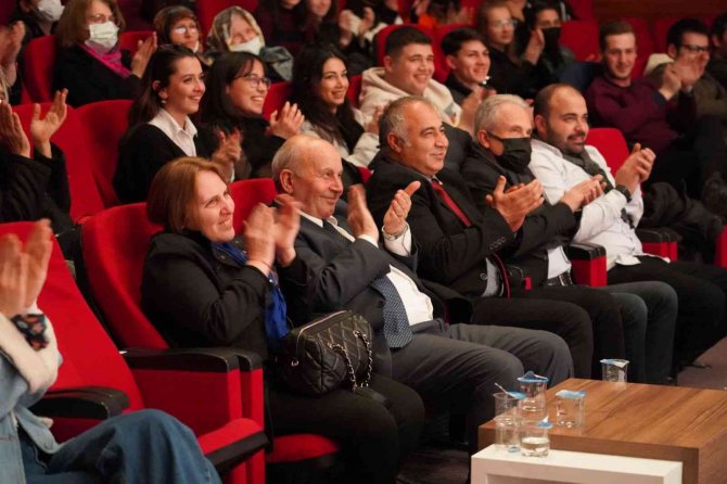 Bilecik Belediyesi Tiyatro Kulübü ‘Ocak’ İle Gala Yaptı