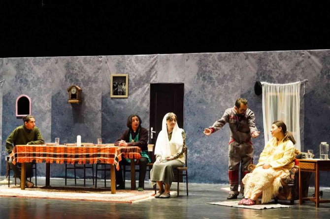 Bilecik Belediyesi Tiyatro Kulübü ‘Ocak’ İle Gala Yaptı