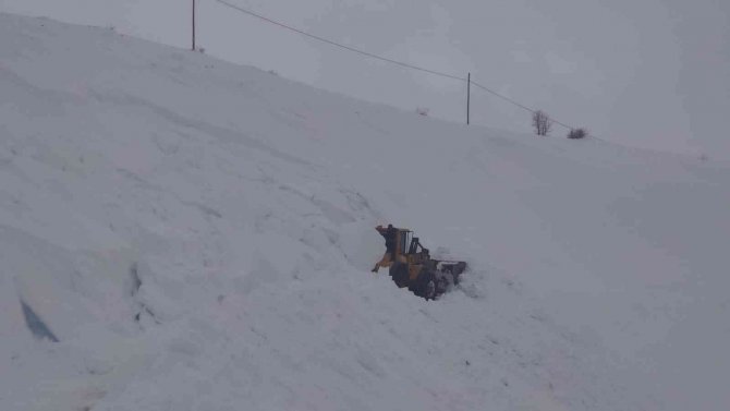 Bingöl’de Yol Açıldığı Sırada Çığ Düştü