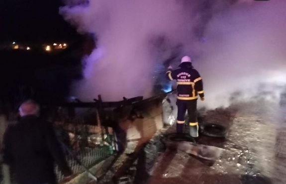 Park Halindeki Odun Yüklü Araç Alev Aldı