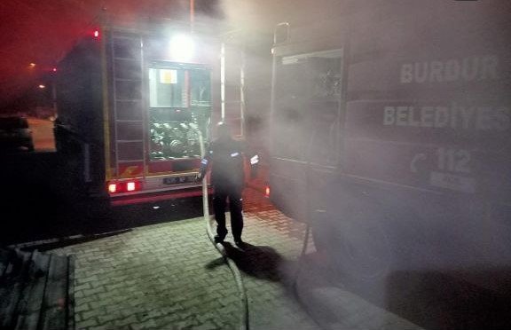 Park Halindeki Odun Yüklü Araç Alev Aldı