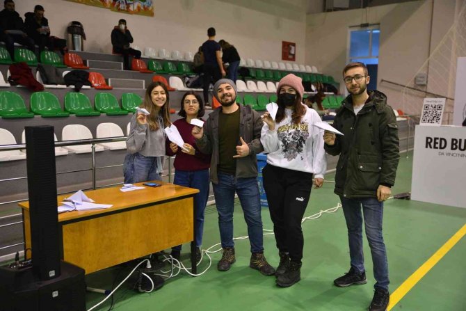 Kağıt Uçakların Pilotları Yarıştı