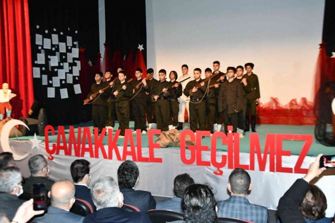 Öğrencilerin Çanakkale Gösterisi Beğeni Topladı