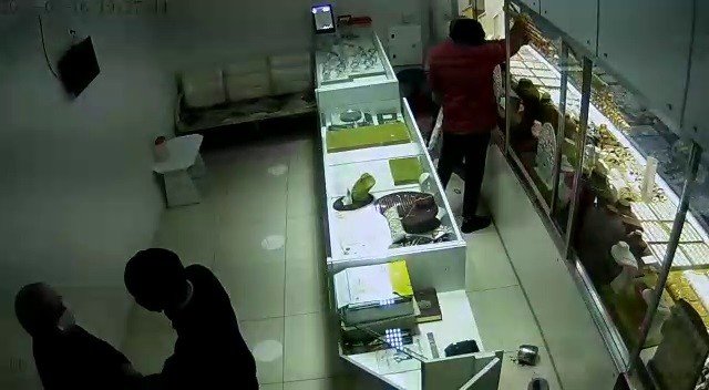 Çaldıkları Altını Mezarlığa Saklamışlar