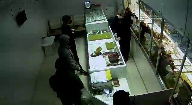 Çaldıkları Altını Mezarlığa Saklamışlar