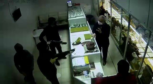 Çaldıkları Altını Mezarlığa Saklamışlar