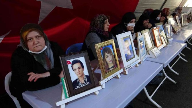 Terör Mağduru Aileler 928 Gündür Diyarbakır’da Evlatlarının Yolunu Gözlüyor