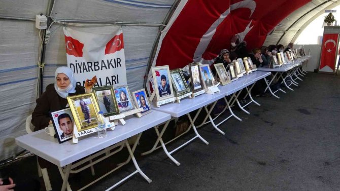 Terör Mağduru Aileler 928 Gündür Diyarbakır’da Evlatlarının Yolunu Gözlüyor