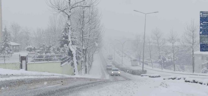 Araçlar Yollarda Kaydı, Düzce Beyaz Örtü İle Kaplandı
