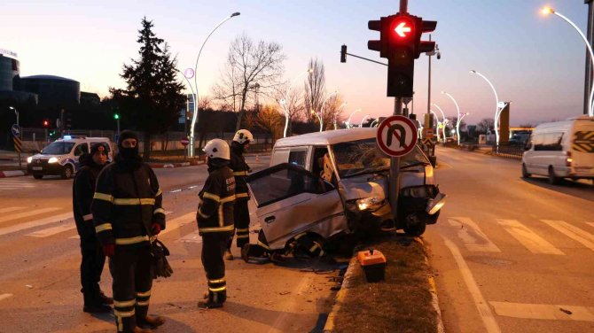 Edirne’de Panelvan Önce Taksiye, Ardından Direğe Çarptı: 3 Yaralı