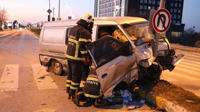Edirne’de Panelvan Önce Taksiye, Ardından Direğe Çarptı: 3 Yaralı